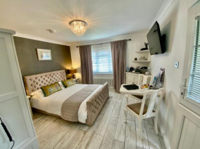 THE KNIGHTWOOD OAK a Luxury King Size En-Suite Space - LYMINGTON NEW FOREST with Totally Private Entrance - Key Box entry - Free Parking & Private Outdoor Seating Area - Town ,Shops , Pubs & Solent Wa